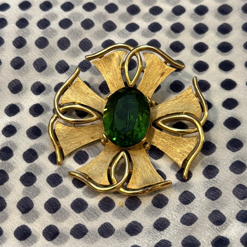 Trifari Vintage Green Oval Faceted Goldtone Pin Brooch